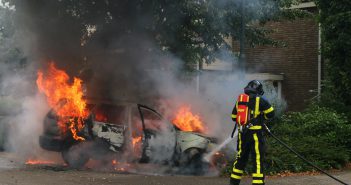 Auto brandt volledig uit in Hardinxveld