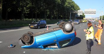 Auto slaat over de kop op A15