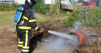 Brandweer blust brandje langs Lekdijk in Nieuw-Lekkerland