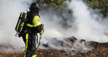 Brandweer blust buitenbrand in Nieuw-Lekkerland