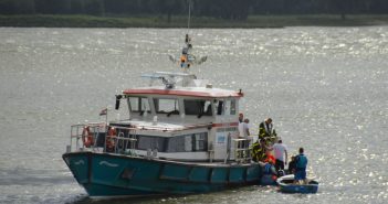 Volwassenen en kind te water na omslaan zeiljacht bij Gorinchem