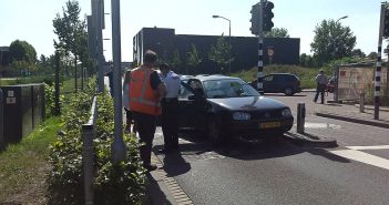 Automobiliste botst op poller in Dordrecht