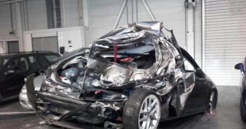 Telekraan botst achterop auto op de A16; automobilist lichtgewond