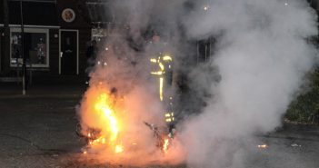 Brandweer blust brandende scooter in Dordrecht