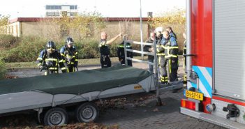 Brandweer Papendrecht rukt uit voor brandend blad onder aanhanger