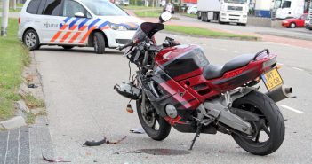 Motorrijder (22) raakt gewond bij aanrijding in Alblasserdam