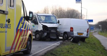 Busjes en auto botsen op de Lindtsedijk in Zwijndrecht