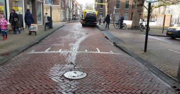 Auto flink beschadigd na aanrijding met poller in Gorinchem