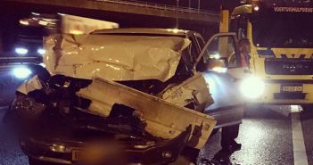 Auto botst achterop touringcar op A15