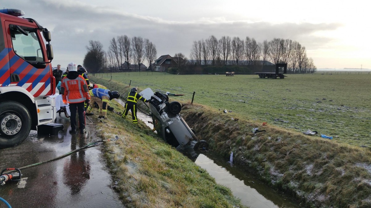 Omstanders te hulp bij auto te water in Strijen - ZHZActueel