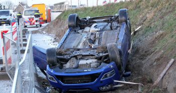 Auto over de kop langs Lekdijk in Nieuw-Lekkerland