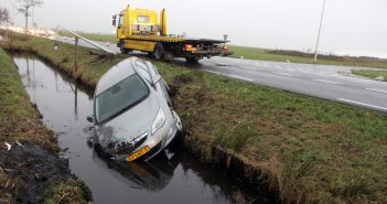 Auto te water langs Zijdeweg na uitwijkmanoeuvre