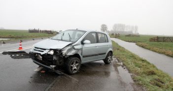 Drie auto’s botsen op elkaar op Middenpolderweg