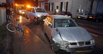 Auto botst tegen woning langs dijk in Alblasserdam