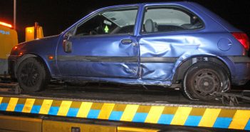 Auto’s botsen op elkaar op Oost-Kinderdijk in Alblasserdam