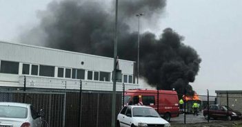 Brandweer blust containerbrand in Dordrecht