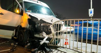 Taxibus vliegt door hekwerk in Gorinchem