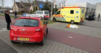 Fietsster raakt gewond na aanrijding met lesauto in Nieuw-Lekkerland