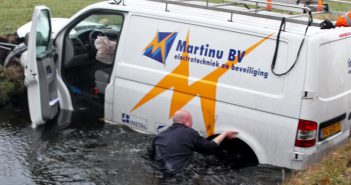 Bedrijfswagen te water langs N214 na missen van rotonde