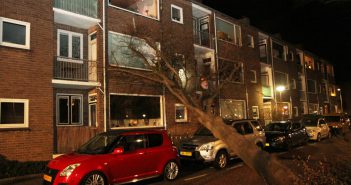 Boom valt tegen flat in Alblasserdam; schuur waait omver