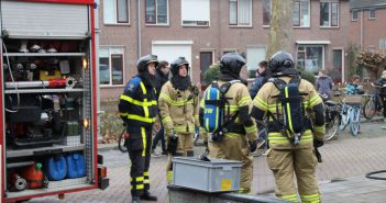 Brandweer rukt uit voor schroeiende betimmering achter haard in Lekkerland