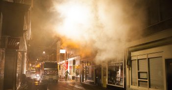Grote woningbrand langs Voorstraat in Dordrecht