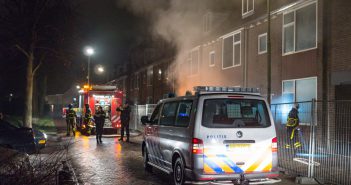 Brandweer blust brand in slooppand in Sliedrecht