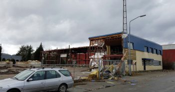 Delen van slooppand waaien los in Dordrecht; diverse meldingen van stormschade