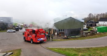Grote brand in loods langs de Lekdijk in Nieuw-Lekkerland
