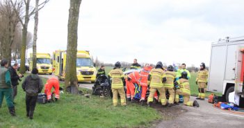 Automobilist botst tegen boom in Leerdam