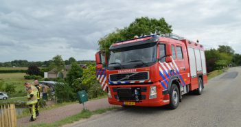 Brandweer rukt uit voor brand in coniferenhaag in Spijk