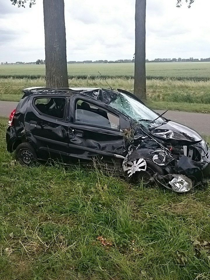 Auto slaat over de kop en botst tegen boom in Westmaas - ZHZActueel