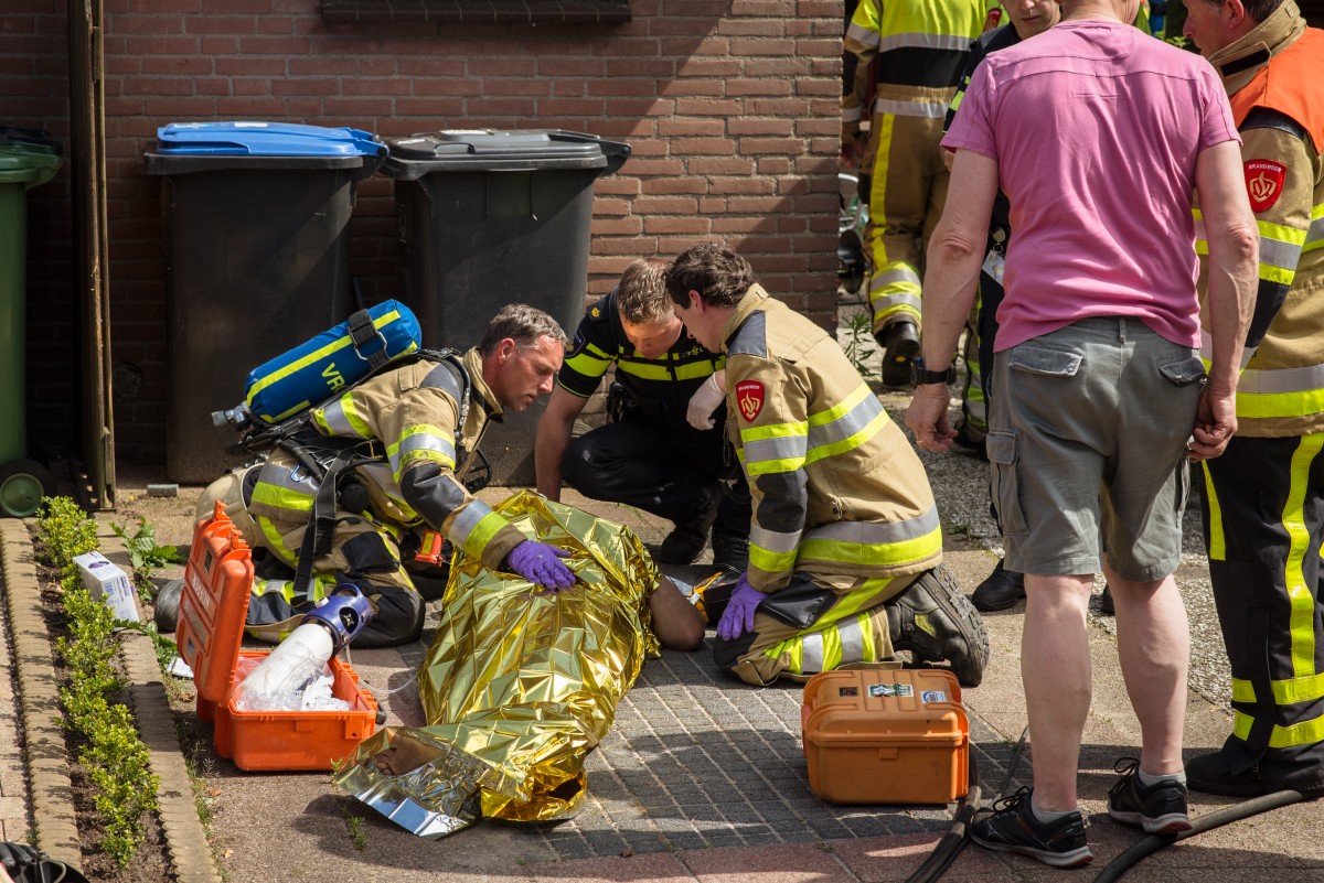 Brandweer redt man uit brandende woning in Asperen - ZHZActueel