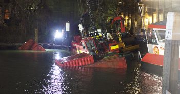 Kraan op schip in Dordrecht dreigt om te vallen