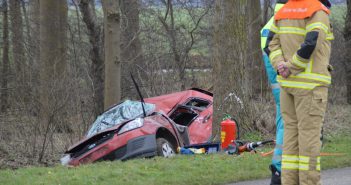 Vrouw (27) overlijdt na botsing tegen boom langs N214