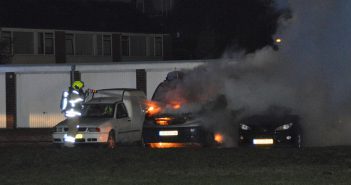 Brandweer blust brandende bedrijfsbus in Gorinchem