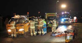 Bedrijfswagen botst tegen rijplaten op shovel in Nieuw-Lekkerland