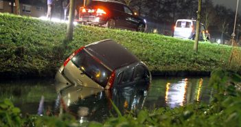 Auto raakt te water na botsing op Burgemeester Keijzerweg in Papendrecht