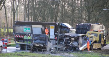 Flinke brand verwoest busje en oplegger in Dordrecht