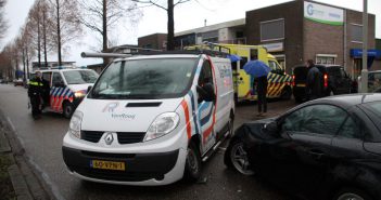Bedrijfsbus en auto botsen op elkaar in Gorinchem