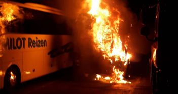 Vrachtwagen uitgebrand aan de Sportlaan in Maasdam