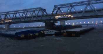 Vier duwbakken tegen brugpijler van spoorbrug tussen Dordrecht en Moerdijk
