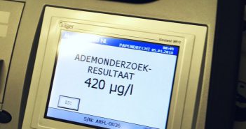 Politie haalt alcomobilist van de weg in Hendrik-Ido-Ambacht