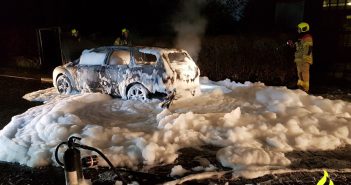 Auto in Dordrecht gaat in vlammen op; politie vermoedt brandstichting (filmpje)
