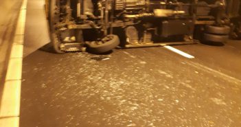 Bestelbus kantelt in Drechttunnel; tunnel voorlopig dicht
