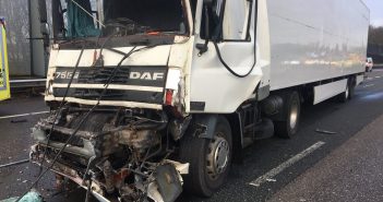 Twee vrachtwagens botsen op elkaar op A16 bij Zwijndrecht