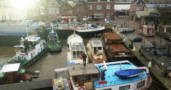 Brandweer blust brand aan boord van sleepboot in Dordrecht