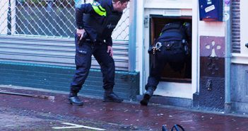 Politie houdt man aan bij café in Dordt; bemanning politiehelikopter kijkt mee