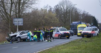 Auto botst tegen lantaarnpaal in Dordrecht; slachtoffer gereanimeerd