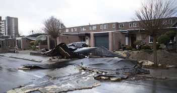 Daken waaien van woningen in Dordrecht